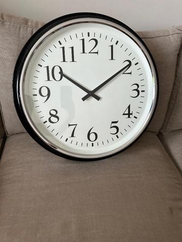 Klok zwart metaal witte wijzerplaat 59cm in diameter  beschikbaar voor biedingen