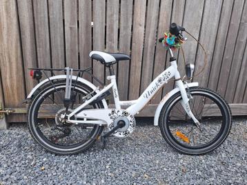 Meisjes fiets beschikbaar voor biedingen