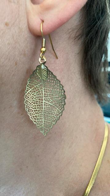 Oorbellen: goudkleurige bladeren met plastic sluiting beschikbaar voor biedingen