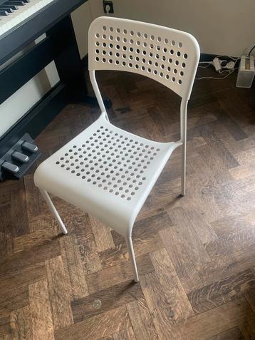2 stoelen + vierkant wit simpel ikea tafeltje beschikbaar voor biedingen