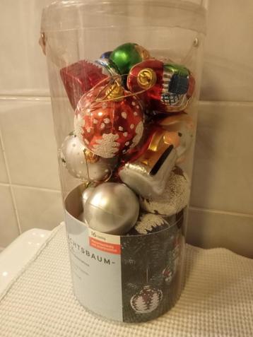 lot de 16 boules de Noel disponible aux enchères