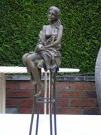 statue d une femme a la pomme sur tabouret en bronze signé ., Bronze, Enlèvement ou Envoi