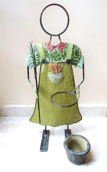 Meisje met bloempotje - leuke vintage plantenhouder beschikbaar voor biedingen