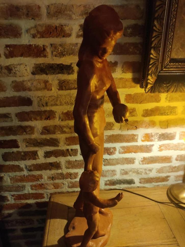 Statue en terre cuite de Paul Sersté, femme au manteau, Antiquités & Art, Art | Sculptures & Bois, Enlèvement ou Envoi