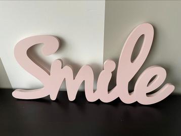 Roze smile tekst in hout beschikbaar voor biedingen