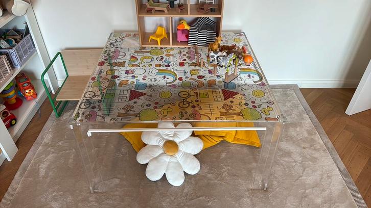 Kartell Invisible kindertafel 100 x 100 – 1 jr gebr. – 1060, Kinderen en Baby's, Kinderkamer | Tafels en Stoelen, Zo goed als nieuw