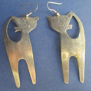 OORBELLEN – KAT: 7cm. x  3½ cm. Veredeld Metaal  beschikbaar voor biedingen