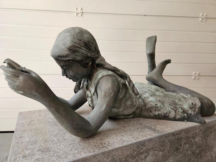 BRONZEN LIGGEND LEZEND MEISJE, OOK JONGENS RUIME KEUS KOOPJE, Tuin en Terras, Tuinbeelden, Gebruikt, Mensenbeeld, Overige materialen