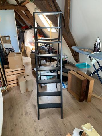 Decoratieve houten ladder beschikbaar voor biedingen