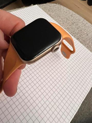 Apple Watch 6 en parfait état or rose avec 3 bracelets