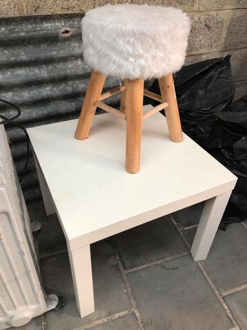 Table et tabouret  beschikbaar voor biedingen