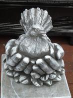 beeld van handen en een duif in gepatineerde steen, subliem!, Tuin en Terras, Tuinbeelden, Nieuw, Steen, Ophalen of Verzenden
