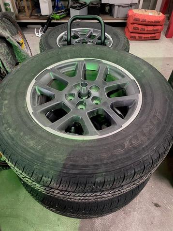 Set van 4 JEEP Wrangler/Gladiator + 4 banden beschikbaar voor biedingen