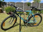 Fiets met fietspomp, Ophalen, Zo goed als nieuw