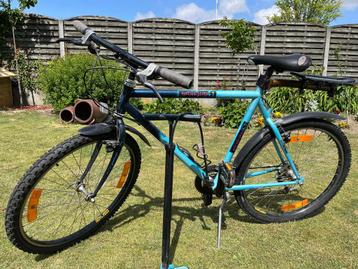 Fiets met fietspomp beschikbaar voor biedingen
