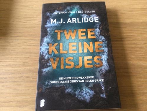 M.J. Arlidge - Twee kleine visjes - prima staat, Boeken, Thrillers, Zo goed als nieuw, Ophalen