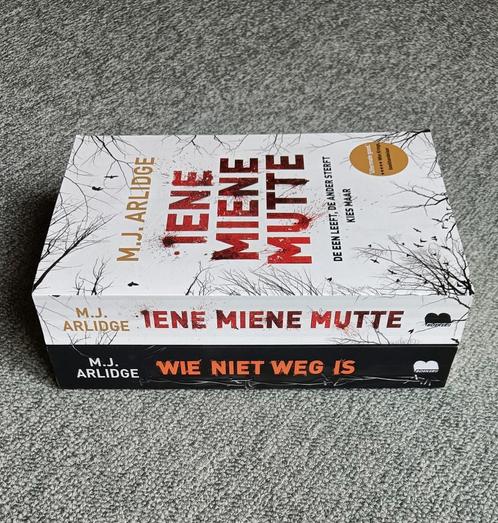 M.J. Arlidge - Iene Miene Mutte & Wie Niet Weg Is, Boeken, Thrillers, Zo goed als nieuw, Ophalen of Verzenden