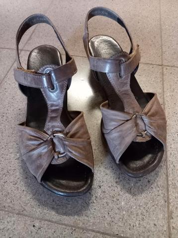 Sandalen in taupe kleur  beschikbaar voor biedingen