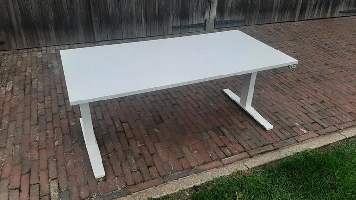 Markant Matrix Pro zit-sta bureau - wit elektrisch, Huis en Inrichting, Bureaus, Zo goed als nieuw, Bureau, Elektrisch, In hoogte verstelbaar