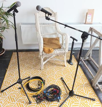 2 microfoons en microfoon statief met set kabels, zang en po
