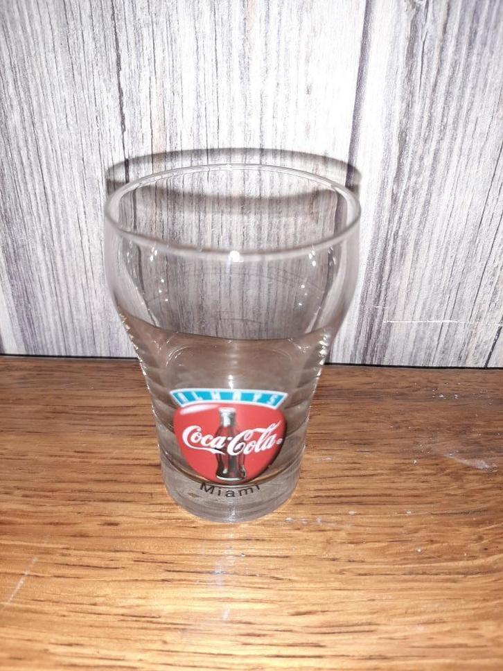 KLEIN COCA-COLAGLAS 8 CM, Verzamelen, Glas en Drinkglazen, Zo goed als nieuw, Frisdrankglas, Ophalen of Verzenden
