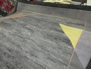 modern grijs tapijt 3 m op 2 m perfecte staat beschikbaar voor biedingen