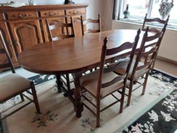 Volledige eetplaats met 6 stoelen en 2 kasten beschikbaar voor biedingen