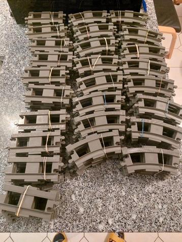 Duplo. Keiveel grijze rails: gebogen en rechten beschikbaar voor biedingen