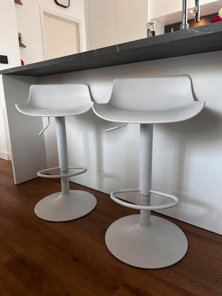 Set van 2 Witte Barkrukken (Verstelbaar 60-80 cm, Huis en Inrichting, Barkrukken, Zo goed als nieuw, In hoogte verstelbaar, Ophalen