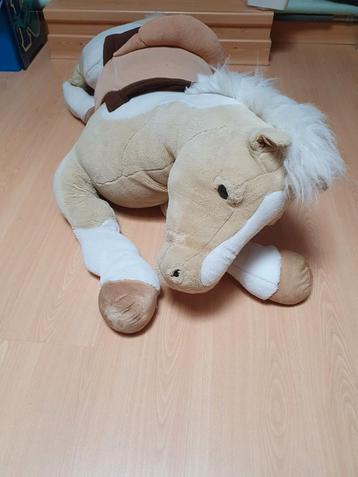 tres grande peluche cheval