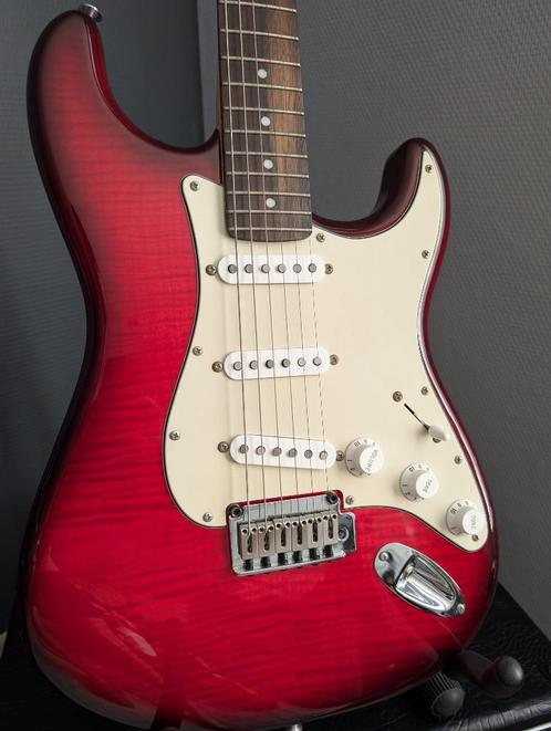 Squier Standard Strat met upgrades, Musique & Instruments, Instruments à corde | Guitares | Électriques, Comme neuf, Solid body