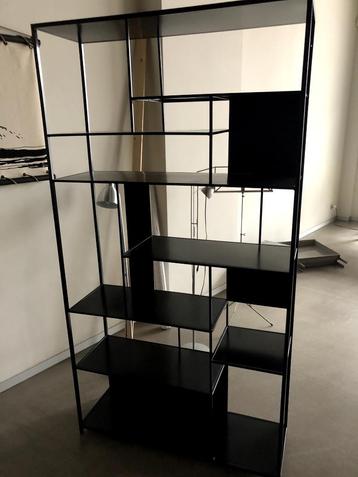 Kast - zwart metaal, wandrek/vitrinekast beschikbaar voor biedingen