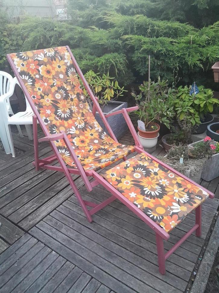 Houten ligstoel + voetsteun, bloemenstof Vintage 70' 80', Antiek en Kunst, Curiosa en Brocante, Ophalen