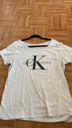 Tee-shirt Calvin Klein, Porté, Enlèvement