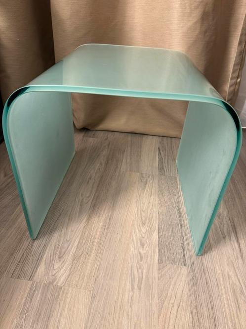 Design Fiam Frosted Glass Rounded Side Table bijzettafel, Huis en Inrichting, Tafels | Sidetables, Zo goed als nieuw, 25 tot 50 cm
