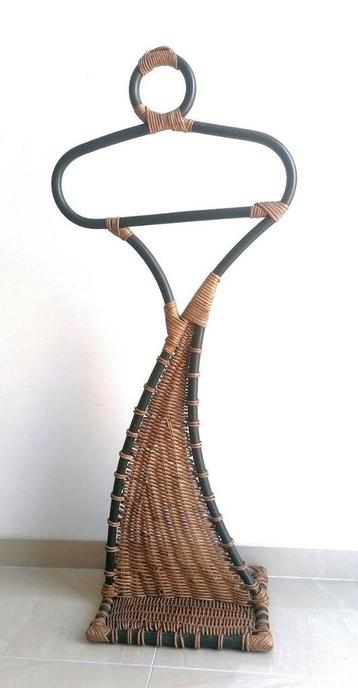 kapstok, dressboy of dressgirl beschikbaar voor biedingen