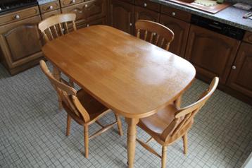 Keukentafel + stoelen beschikbaar voor biedingen
