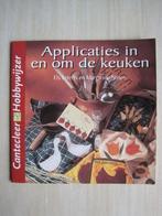 435 - Applicaties in en om de keuken, Boeken, Hobby en Vrije tijd, Verzenden, Zo goed als nieuw, Borduren en Naaien, Diverse auteurs