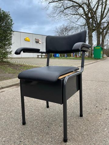 Toiletstoel met verborgen emmer beschikbaar voor biedingen