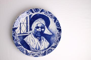 Delfts Blauw wandbord oude vrouw  beschikbaar voor biedingen