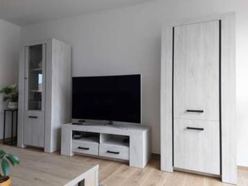 Kasten: 1 vitrinekast & 1 kast volle deur beschikbaar voor biedingen