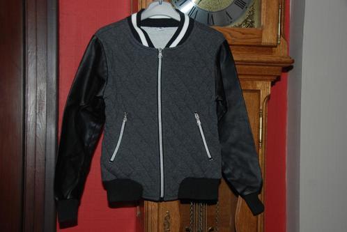 Jas Blouson Sweatvest grijs en zwart T134/140 of 8/9A, Kinderen en Baby's, Kinderkleding | Maat 134, Zo goed als nieuw, Jongen