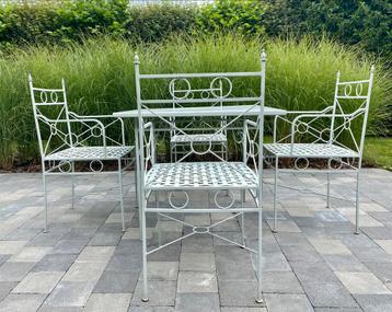 Smeedijzeren tafel en 4 stoelen. beschikbaar voor biedingen
