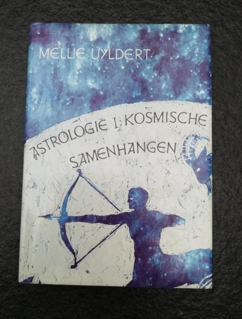 Astrologie I - Kosmische samenhangen door Mellie Uyldert, Livres, Ésotérisme & Spiritualité, Utilisé, Astrologie, Enlèvement ou Envoi