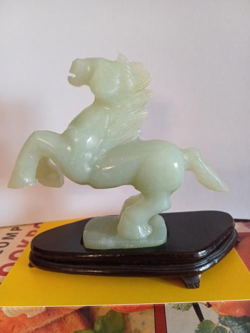 Heel mooi paardje in natuursteen een soort jade , staat op., Antiek en Kunst, Curiosa en Brocante, Ophalen