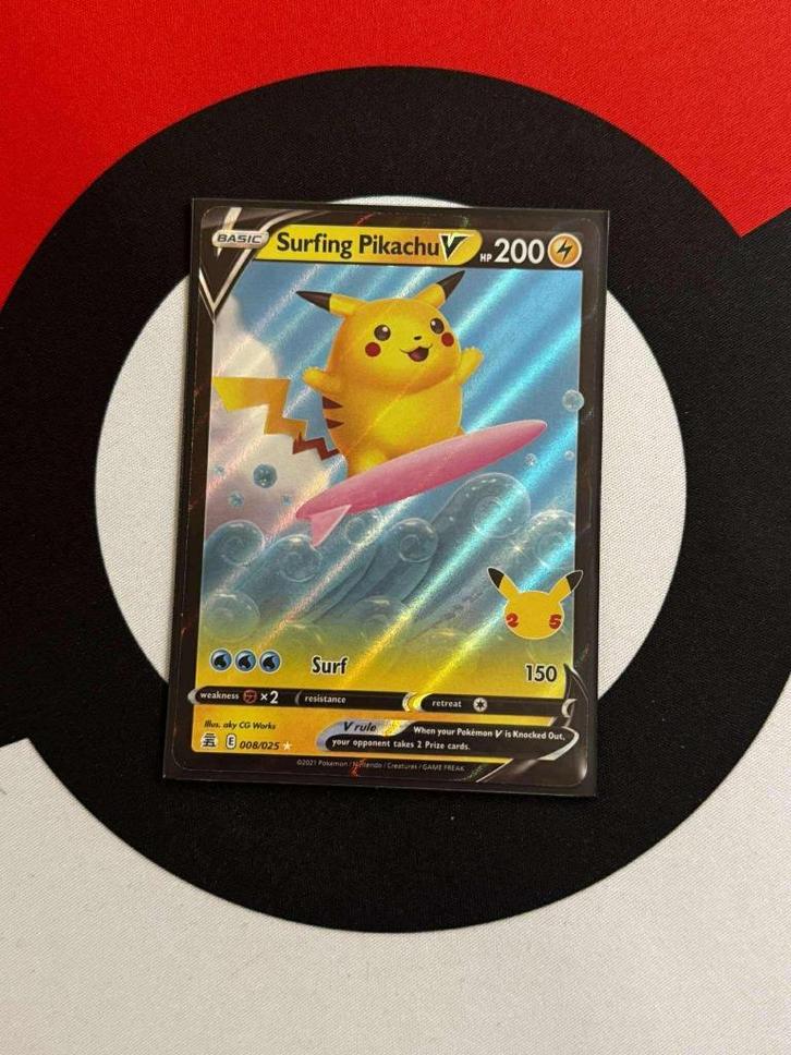 Pokémon - Celebrations - Surfing Pikachu V 008/025 - NM, Hobby en Vrije tijd, Verzamelkaartspellen | Pokémon, Zo goed als nieuw
