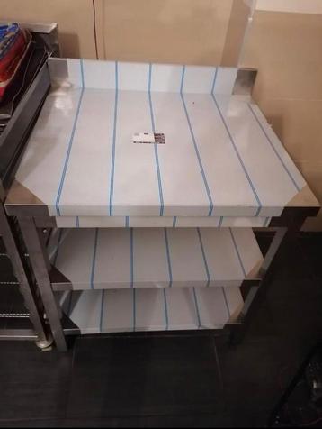 Roestvrijstalen tafel beschikbaar voor biedingen