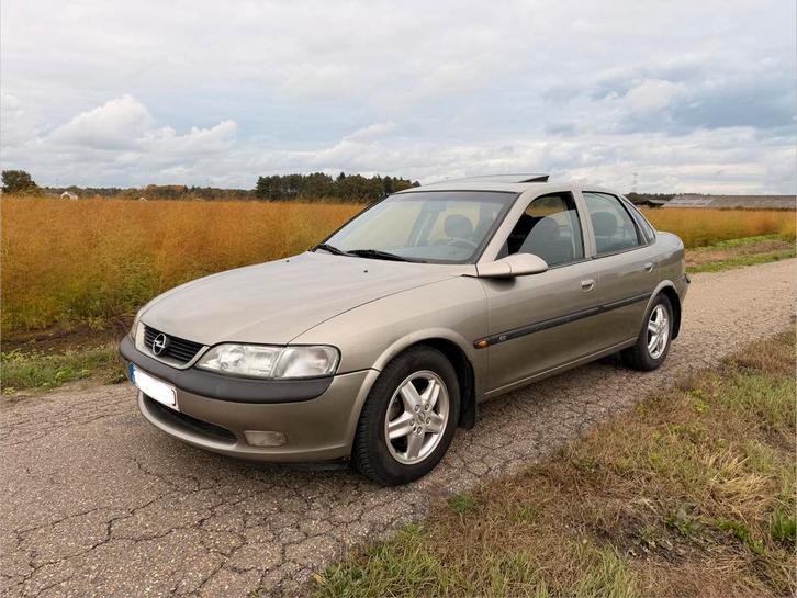 Opel Vectra met onderhoudshistorie & gekeurd voor verkoop, Auto's, Opel, Particulier, Vectra, Radio, Benzine, Ophalen