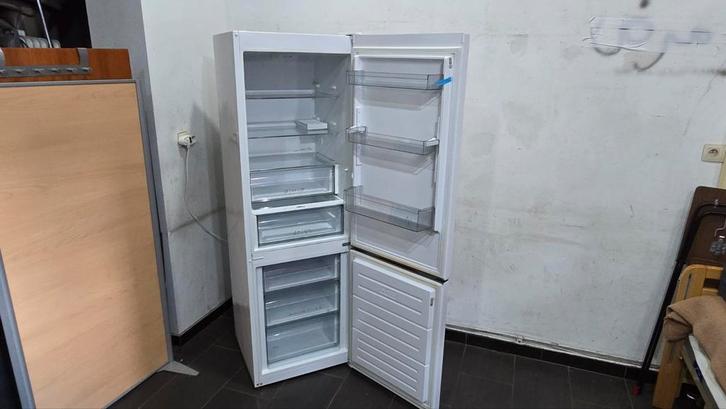 Sharp A++ koelkast/vriezer 2 deuren, Elektronische apparatuur, Koelkasten en IJskasten, Ophalen of Verzenden