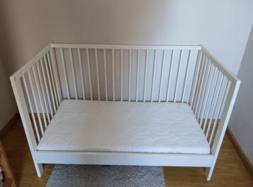 GULLIVER babybed + KRUMMELUR-matras + laken/bumper beschikbaar voor biedingen